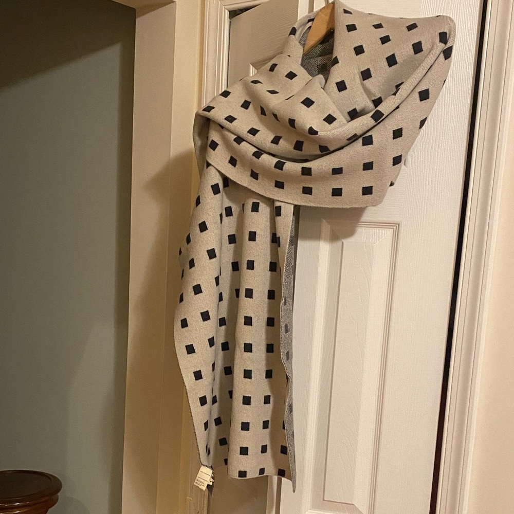 Elegant Black and Cream Checkered Scarf